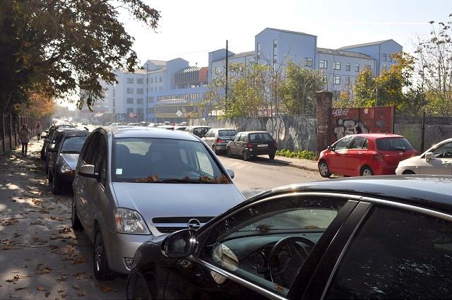 Pri nemocnici plánujú vybudovať takmer sto parkovacích miest