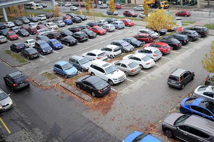 Parkovanie pri poliklinike býva problematické, zmena môže prísť v novembri