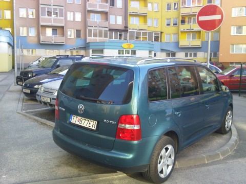 Chaos s odstavenými autami Na hlinách odstráni parkovací dom