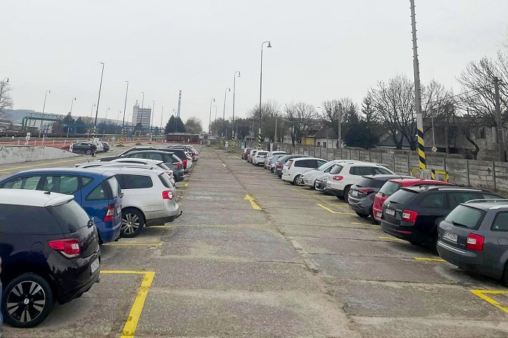 V Hlohovci zrušia dočasné záchytné parkovisko pri železnici