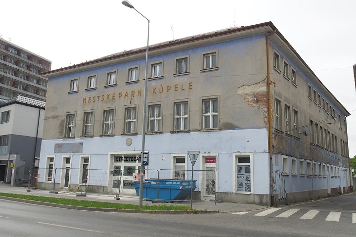 Vedenie Univerzity sv. Cyrila a Metoda do parných kúpeľov nejde