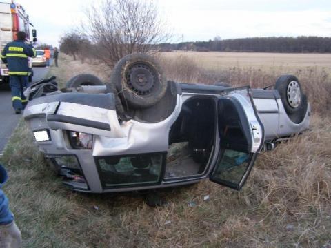 Fabia prevrátila Passat, jedna osoba skončila v nemocnici
