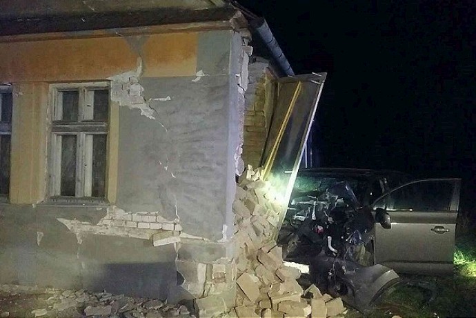 V Pavliciach nabúralo auto do rodinného domu, šofér skončil v nemocnici