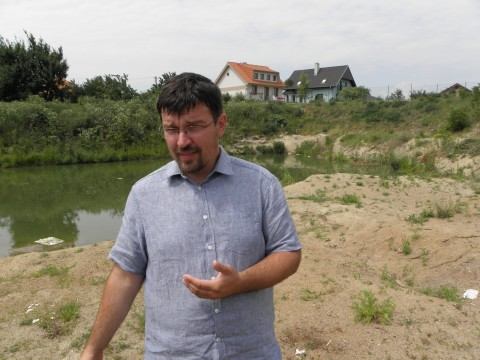 Obrovský kráter za dedinou vyjde Pavlice pekne draho