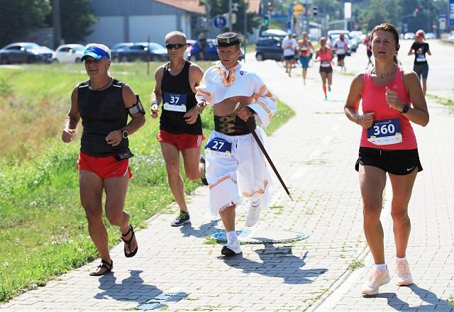 Štvornásobný olympionik Pavol Blažek bežal v uliciach Trnavy v atypickom výstroji