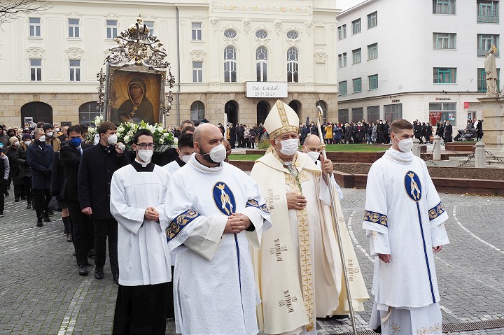 Tohtoročná Trnavská novéna vyvrcholila tradičnou procesiou s uctievaným obrazom
