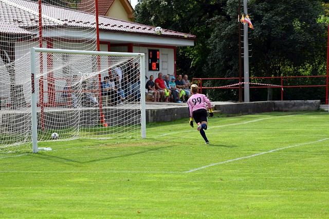 Futbal, 7. liga B: Pečeňady porazili Prašník, súťaž už vedú o desať bodov