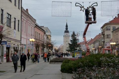 Mestských úradníkov bude menej, alebo dostanú menej
