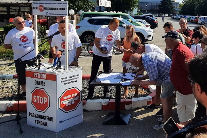 Petíciu o parkovaní podpísalo vyše 19-tísic Trnavčanov, vyzerá to na referendum