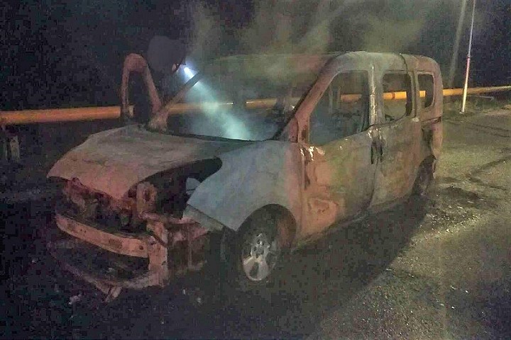 V Piešťanoch horelo auto, niekto ho úmyselne zapálil