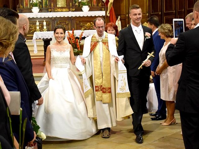 FOTO: Moderátor Lukáš Pinček sa oženil, svadbu mal v krásnych priestoroch