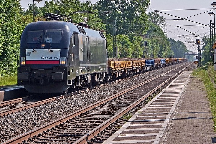 Medzi Leopoldovom a Hlohovcom jazdia namiesto vlakov autobusy