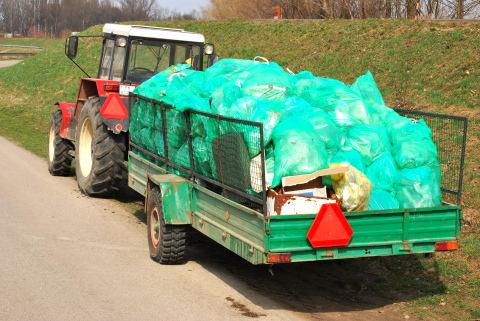 Nepolepšiteľní ľudia! Jedni mesto zachraňujú, druhí ho špinia