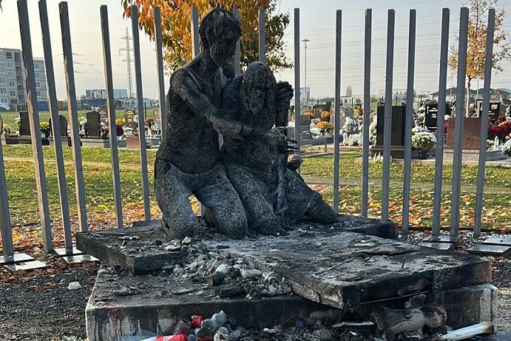 Pamätník venovaný nenarodeným deťom na cintoríne v Trnave do rána zhorel