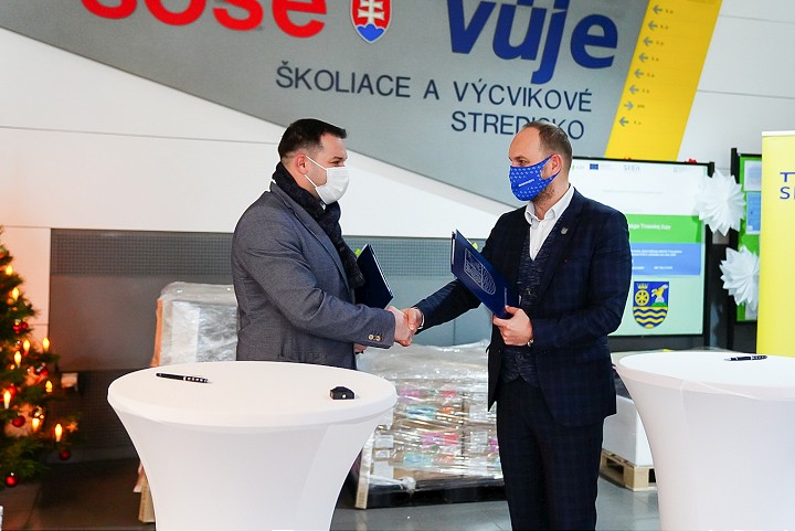 Trnavská župa získala sto počítačov pre stredné školy na online vzdelávanie