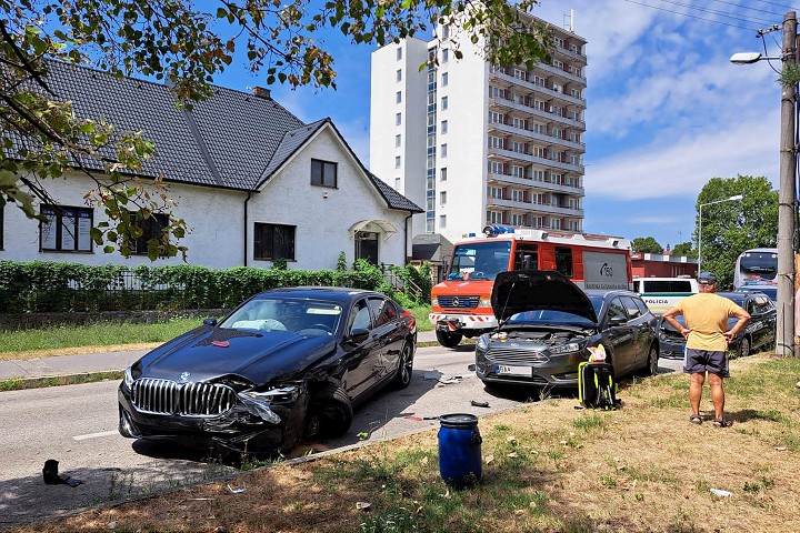 Opitý šofér poškodil na trnavskom sídlisku štyri odparkované autá