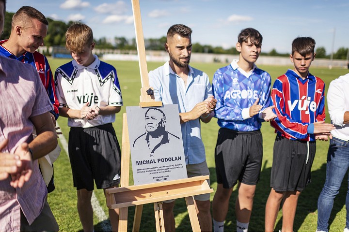 Futbalový štadión vo Veľkých Kostoľanoch pomenovali po Michalovi Podolanovi