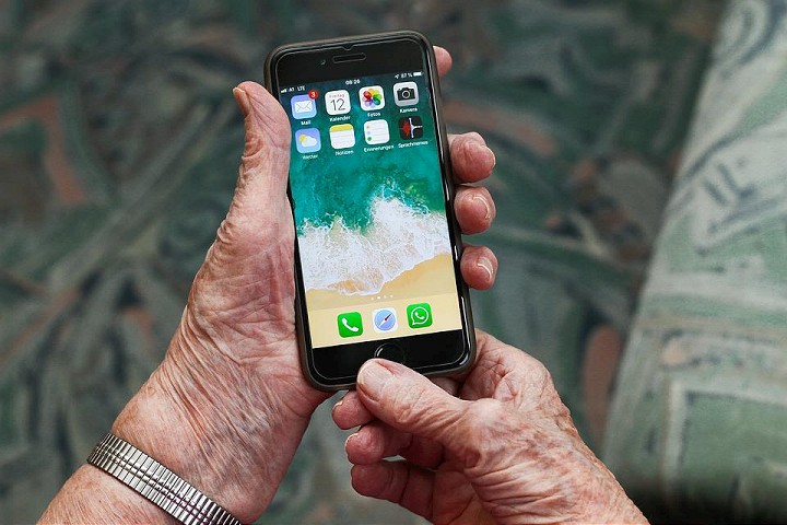 Pozor na podvodníkov! Zneužívajú dôverčivosť seniorov