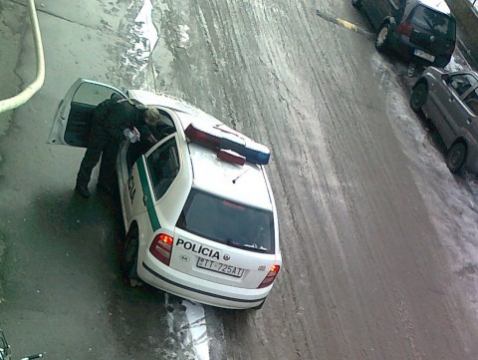 Dohnal policajtku k porušeniu zákona hlad či povinnosti?