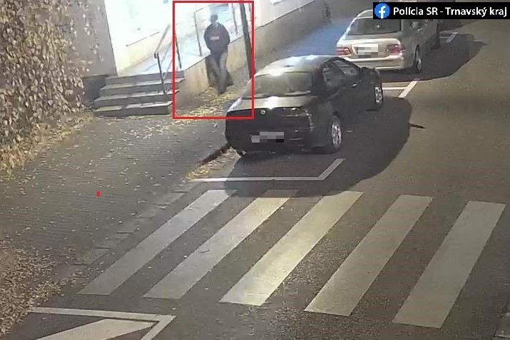 Polícia hľadá muža, ktorý v centre Trnavy ukradol peňaženku z auta