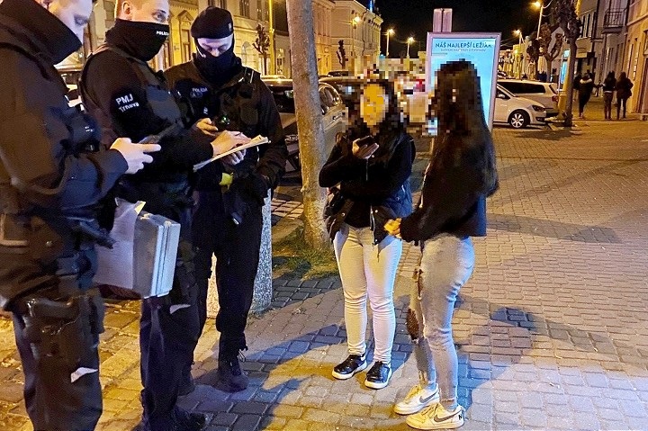 Policajti preverili nočné podniky v Trnave, zistili alkohol u 25 mladistvých