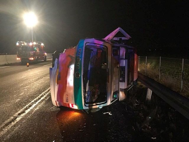 Na diaľnici D1 narazilo auto do odstavených policajtov