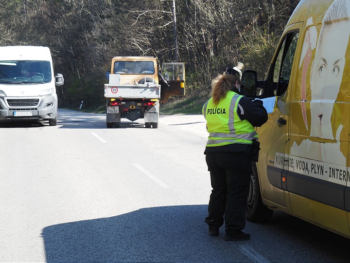 Policajti sa zamerajú na kontrolu dodržiavania epidemiologických opatrení