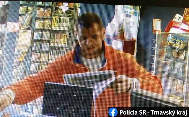 Pri obchode na Trstínskej ceste vykradli auto, polícia hľadá muža na fotografiách