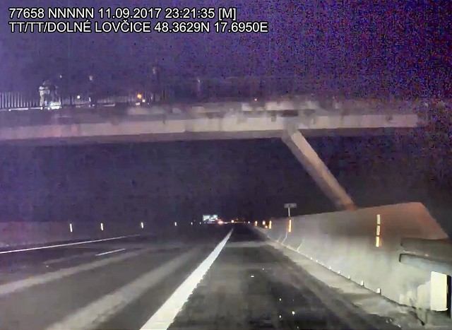 Policajti zachránili život mužovi, zrejme chcel skočiť z mosta na diaľnicu