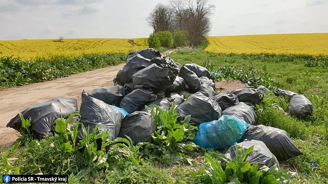 Na pole neďaleko Brestovian niekto vyhodil desiatky vriec s odpadom