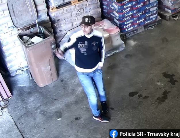 V stavebninách v Cíferi zmizli peniaze, podozrivého zachytili kamery