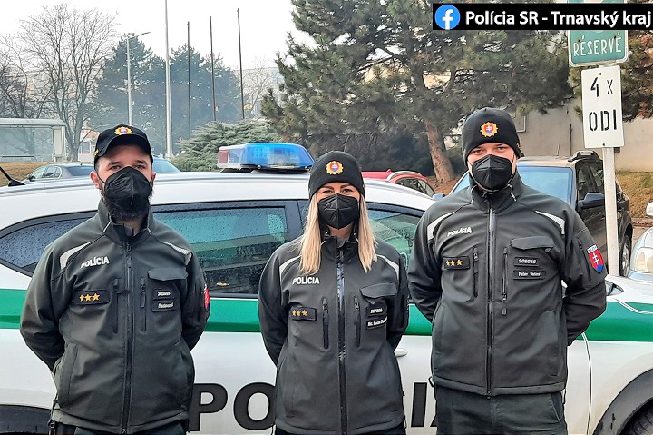 Policajti pátrali po žene, našli ju v bezvedomí a čiastočne ponorenú v rybníku