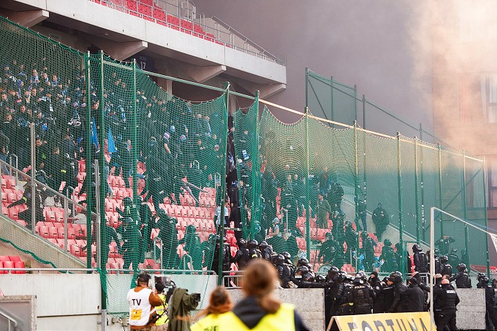 Chuligáni, ktorí počas derby robili výtržnosti, môžu skončiť vo väzení