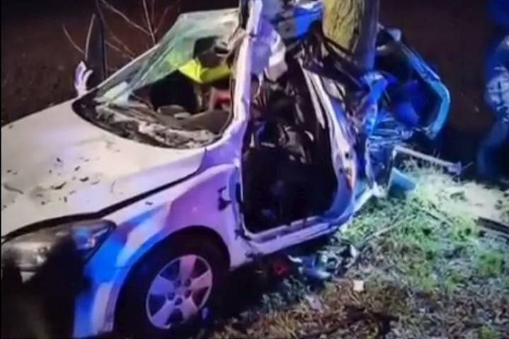 Vážna nehoda medzi Trnavou a Bučanmi: Mladý vodič zostal zakliesnený v aute