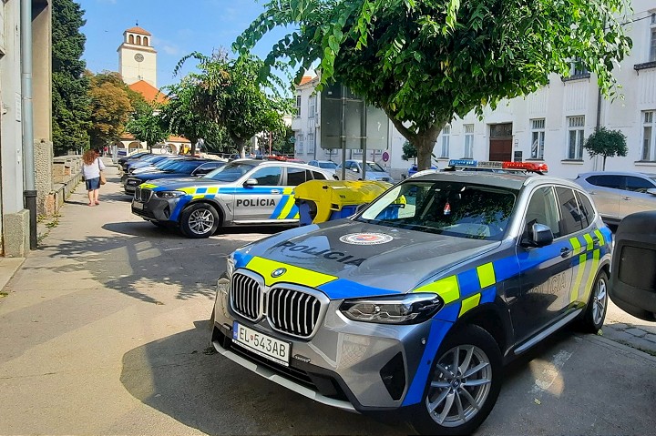 Policajtov je nedostatok, do Trnavy ich budú lákať na nájomné byty