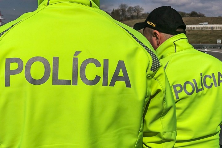 Medzi Bučanmi a Trnavou zastavili policajti kamión, jeho vodič nafúkal
