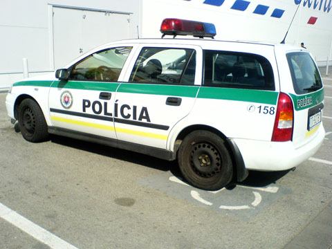 Bože! A vám nie je tých policajtov ani trochu ľúto?