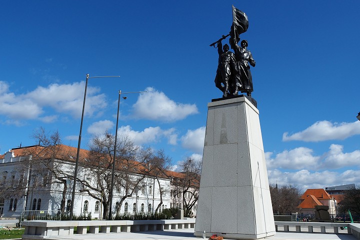 Červená armáda oslobodila Trnavu 1. apríla 1945, tiež bola Veľká noc