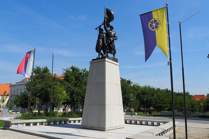 Sovietsku armádu vystrieda na pamätníku oslobodenia Červená armáda