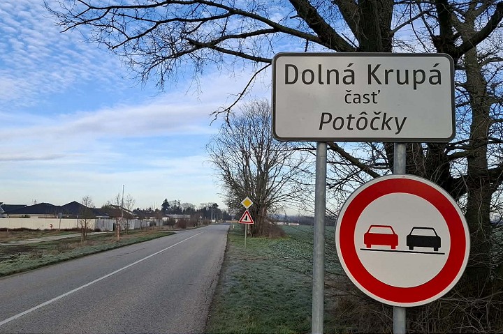 Násilná smrť muža neďaleko Trnavy, podozrivá osoba je v rukách polície