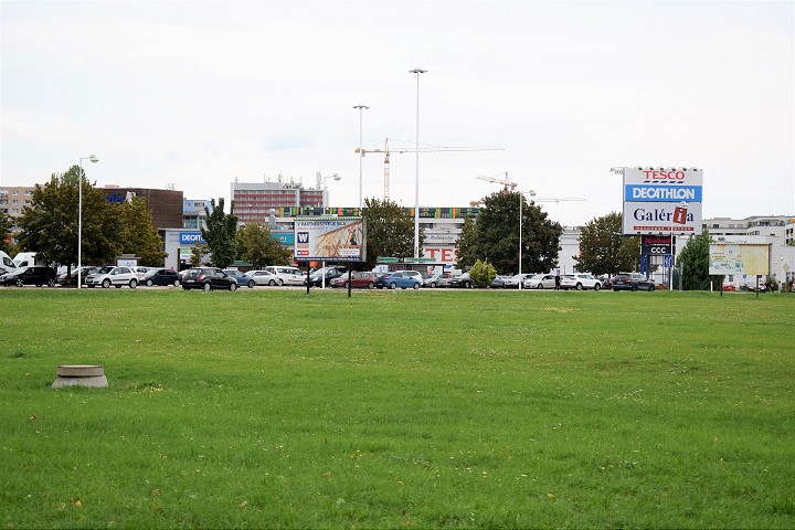 Mesto Trnava chce na pozemku pri hypermarkete Tesco stavať nájomné byty