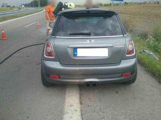 Pri Zelenči horel automobil, v Dolnej Krupej hasili strnisko na poli
