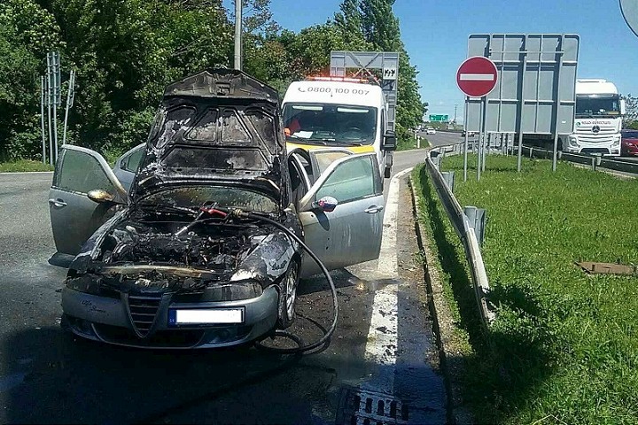 Na diaľničnom odpočívadle pri Zelenči horelo auto