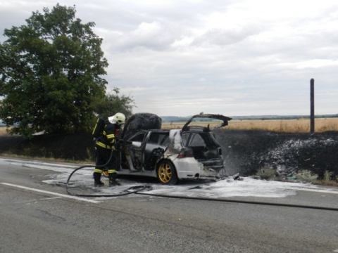 Od horiaceho Volkswagena sa chytila aj tráva pri ceste