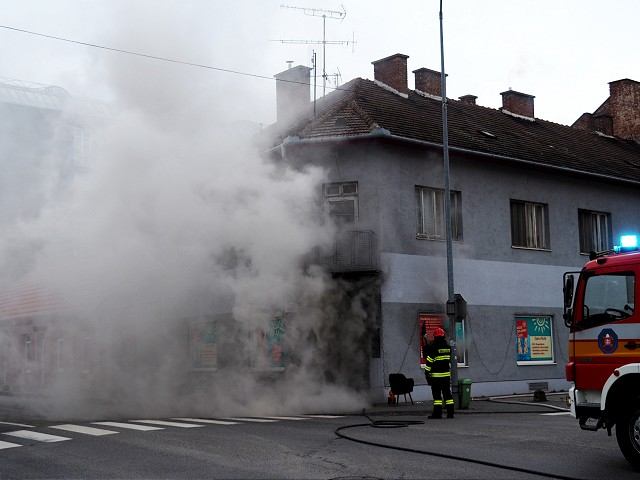 Horelo solárko na Kollárovej ulici, valil sa z neho hustý dym