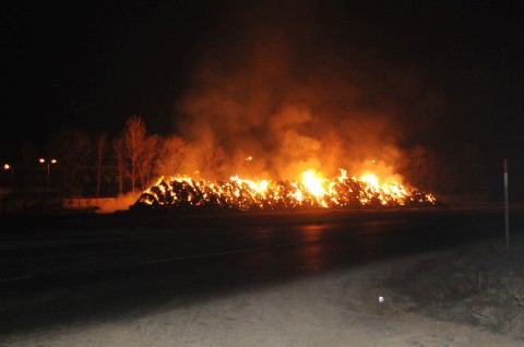 V Opoji zhorel stoh slamy, hasiči mali požiar pod kontrolou