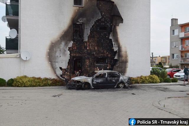 Polícia vyšetruje prípad horiaceho auta v Trebaticiach, páchateľ mal konať na objednávku