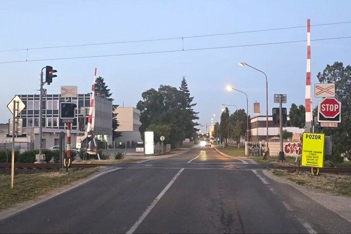 Pozor na vlak! Na priecestí na Ružindolskej nefunguje svetelná signálizácia