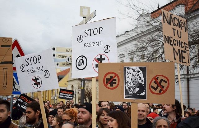 FOTO: V Trnave vreli emócie, míting Kotlebovcov sprevádzal protest odporcov fašizmu