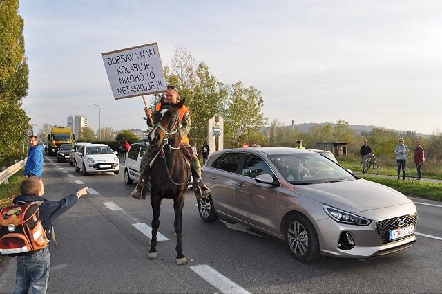 FOTO: Protestujúci v Hlohovci kritizovali VÚC za kolabovanie dopravy